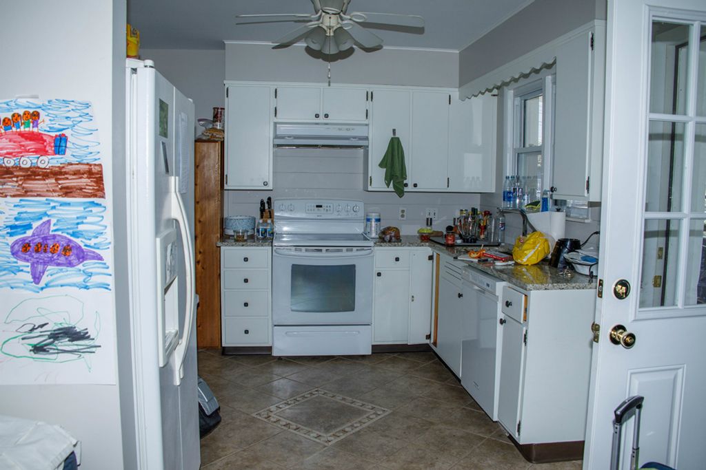 The previous kitchen was like a crowded work station.